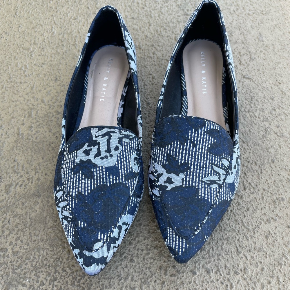 Kelly & Katie flats, blue and white striped flower-type pattern, size 10.